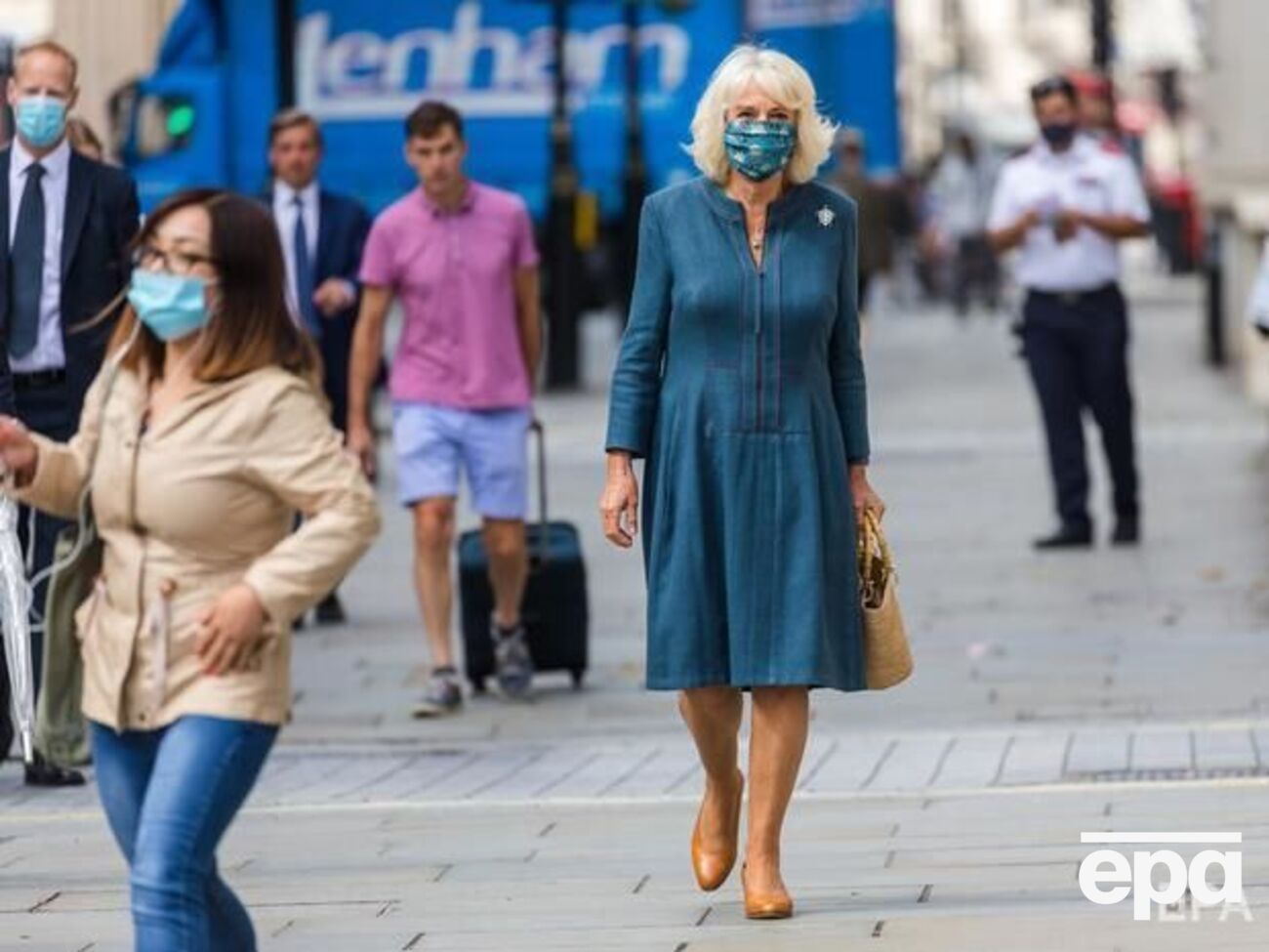 Під час прогулянки дружина принца Чарльза використовувала маску для обличчя