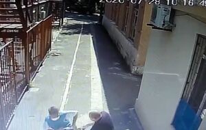 Охранник забрал топор и предотвратил атаку