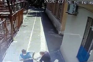 Охранник забрал топор и предотвратил атаку