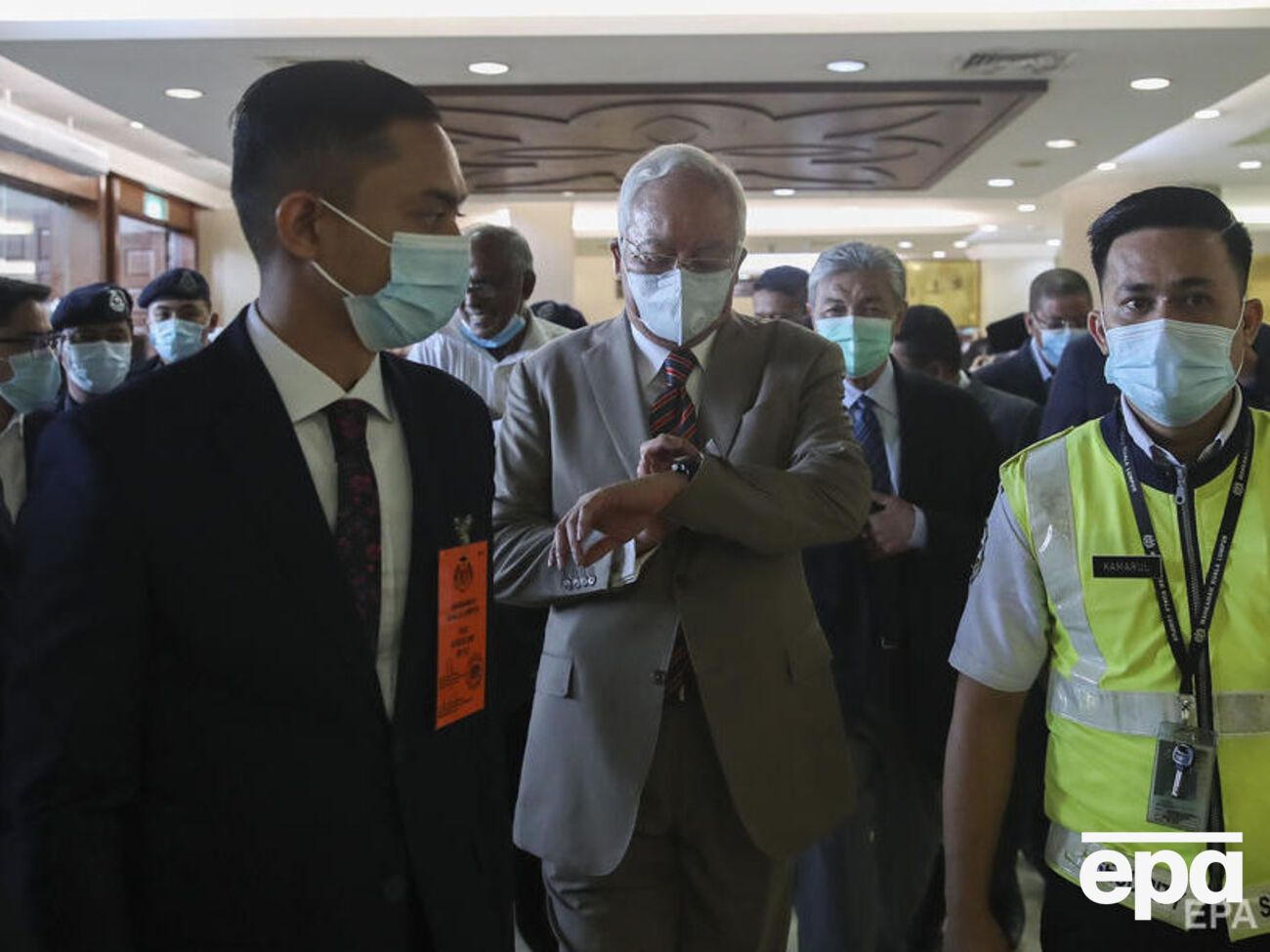 Разаку (в центре) инкриминируют хищения денег из госфонда