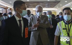 Разаку (в центре) инкриминируют хищения денег из госфонда