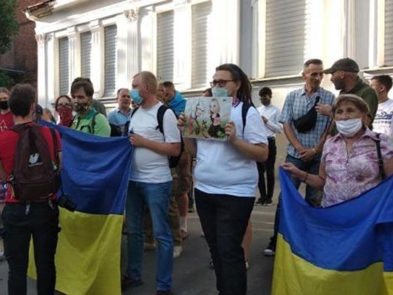 Біля консульства зібралося приблизно 50 осіб