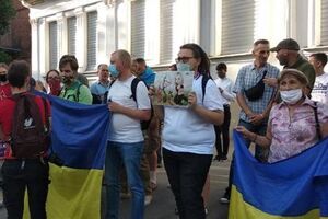 Біля консульства зібралося приблизно 50 осіб