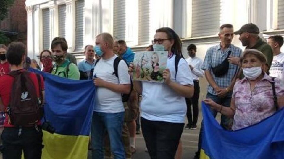 Возле консульства собралось около 50 человек