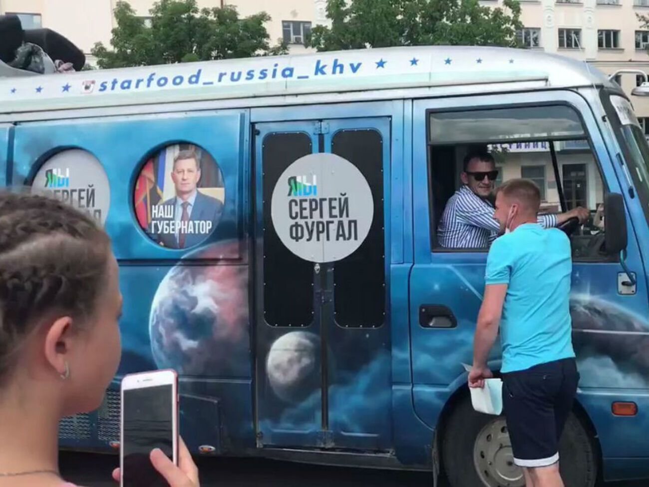 Мікроавтобус Буряка обклеєно фотографіями заарештованого губернатора