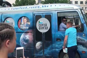 Мікроавтобус Буряка обклеєно фотографіями заарештованого губернатора