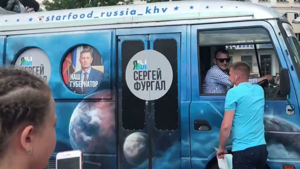 Микроавтобус Буряка обклеен фотографиями арестованного губернатора