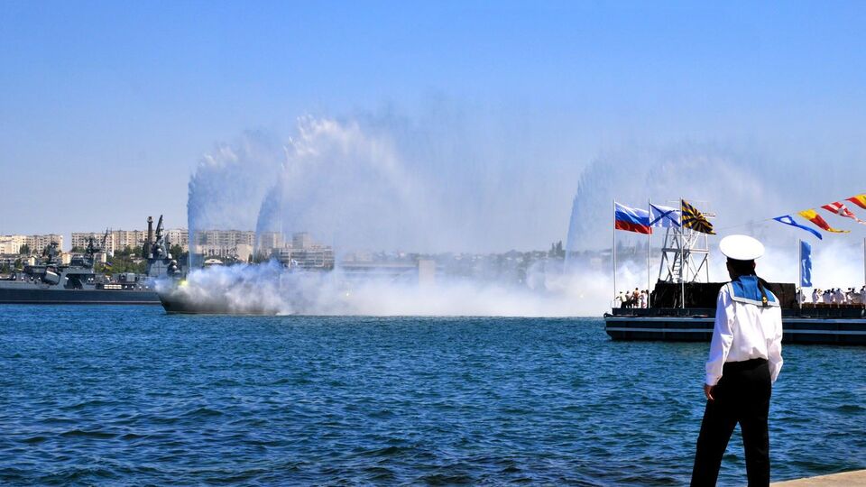 Так называемый военно-морской парад подразделений Черноморского флота РФ прошел в Севастополе 26 июля