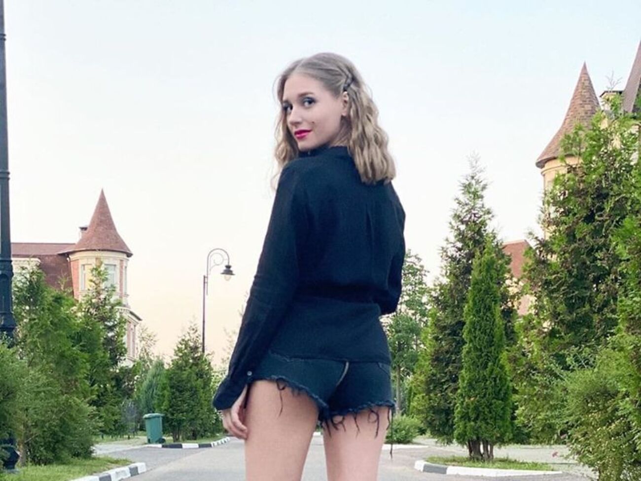 Асмус объявила о разводе с Харламовым в конце июня 2020 года