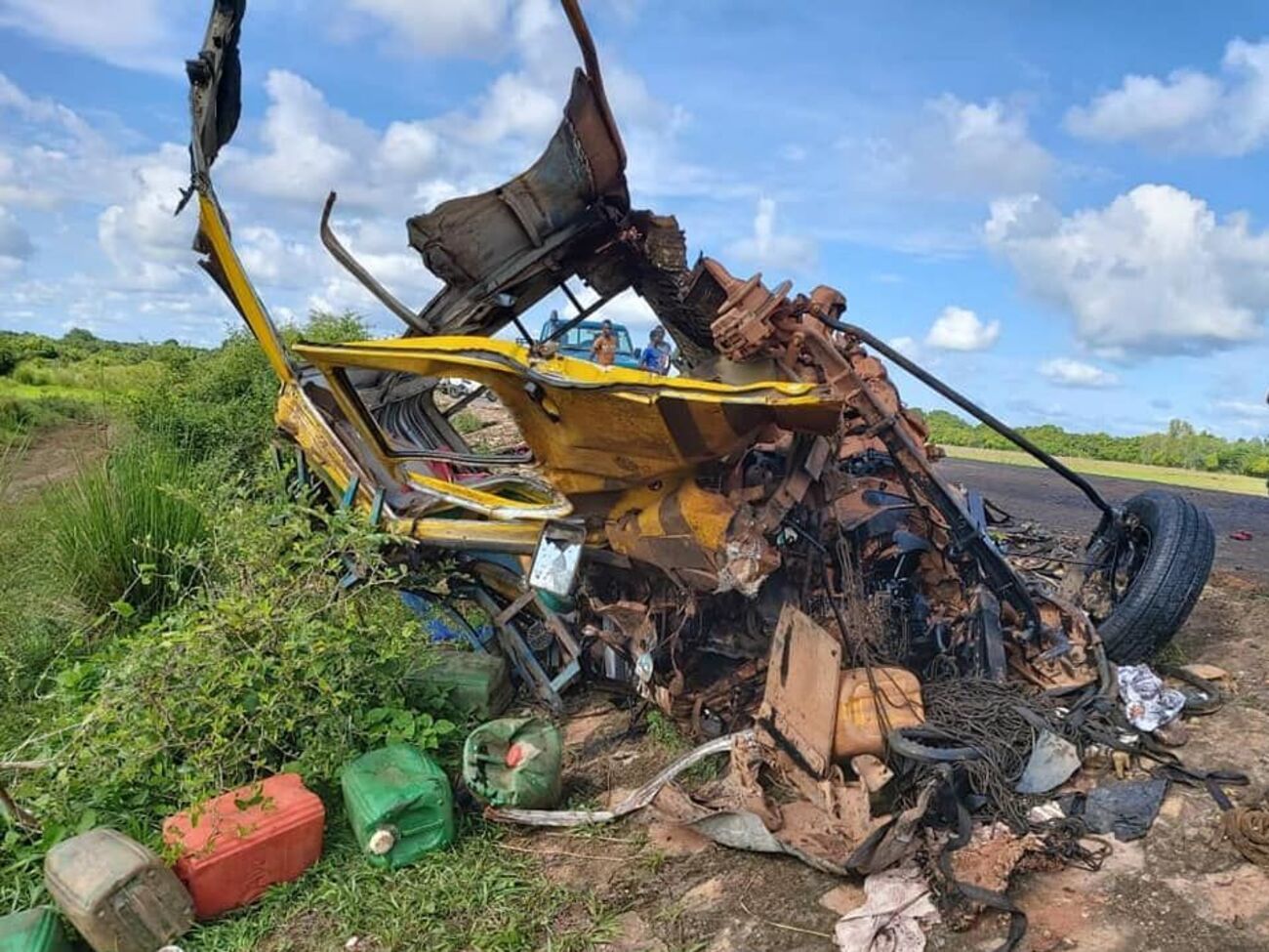 Микроавтобус не выдержал столкновения с самосвалом