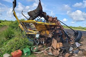 Мікроавтобус не витримав зіткнення із самоскидом