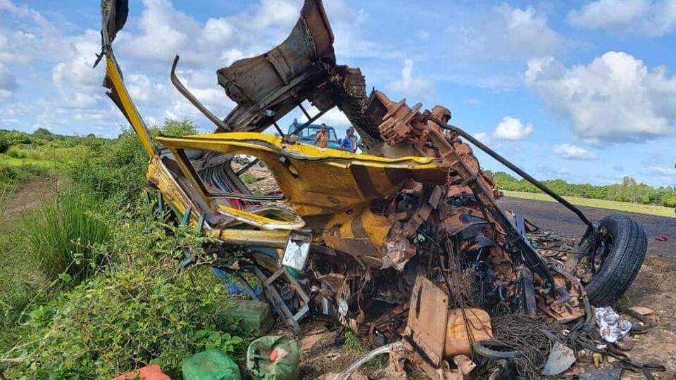 Мікроавтобус не витримав зіткнення із самоскидом
