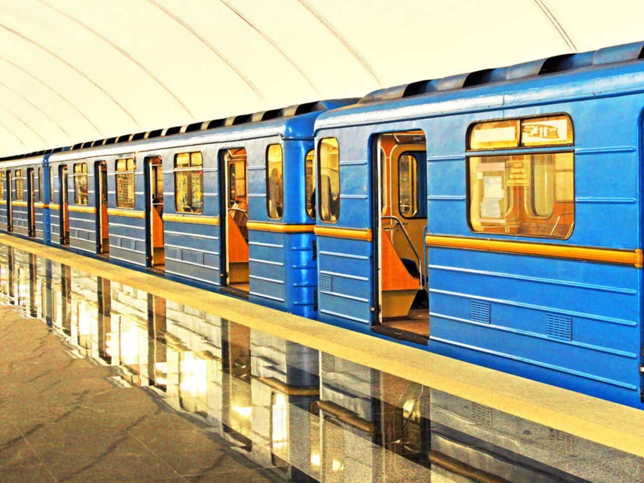 Невідомий анонімно повідомив про замінування станції метро