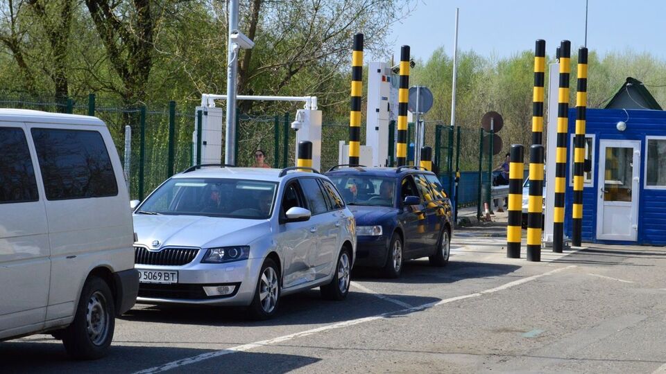 На кордоні з Угорщиною працює сім пунктів пропуску: три з них – залізничні, інші – для автомобілів