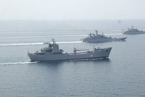 В акватории Черного моря проходят учения военных кораблей и авиации военно-морского флота России