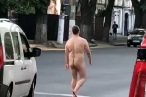 Позже мужчину заметили лежащим возле одного из автомобилей