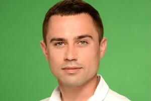 Саламаха спал в сессионном зале за колоннами