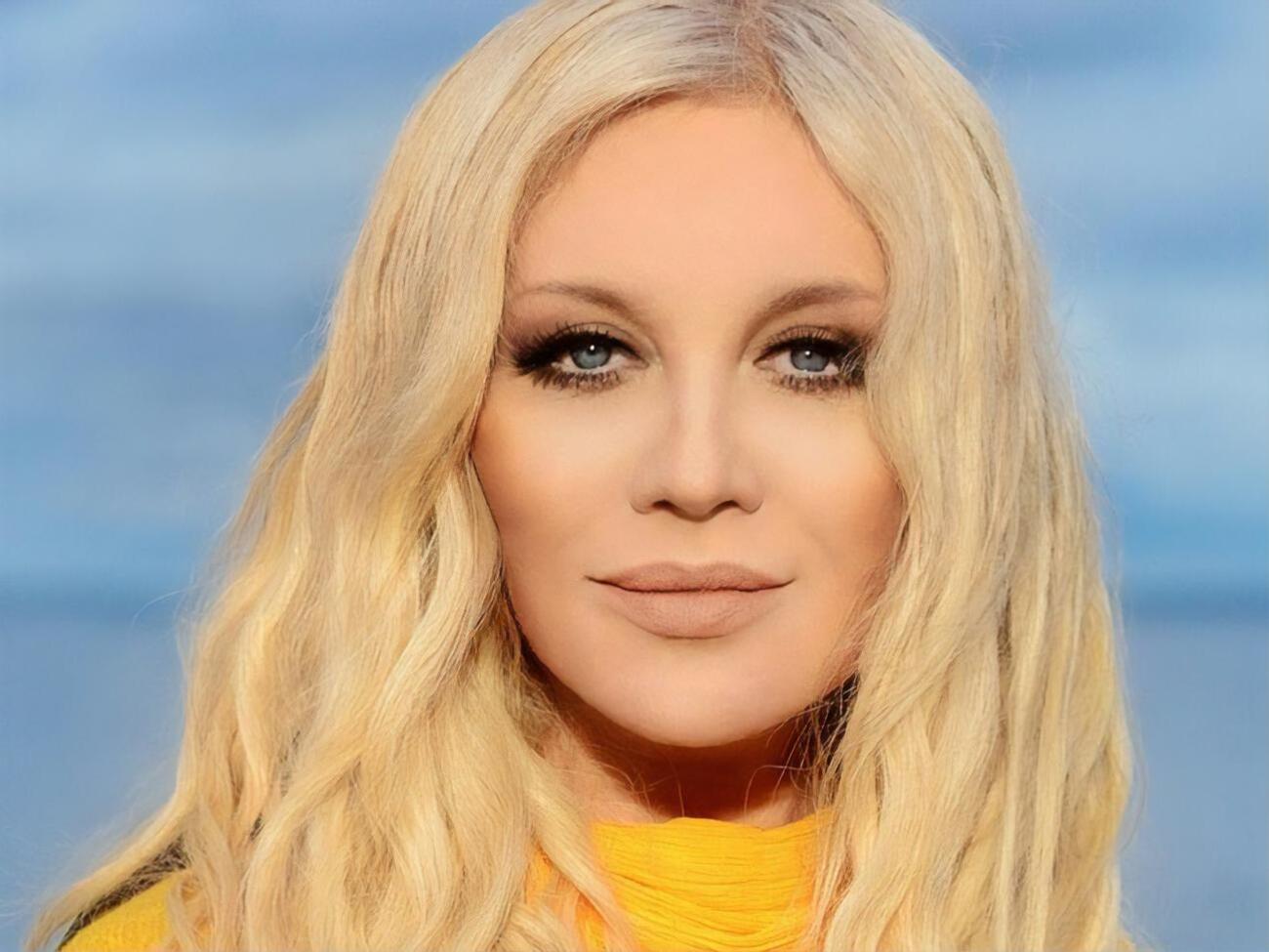 У кліпі співачка постала в ролі оповідачки драматичної історії подружньої пари