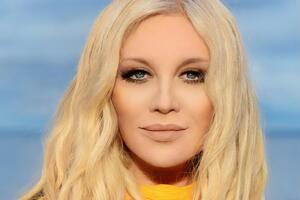 У кліпі співачка постала в ролі оповідачки драматичної історії подружньої пари