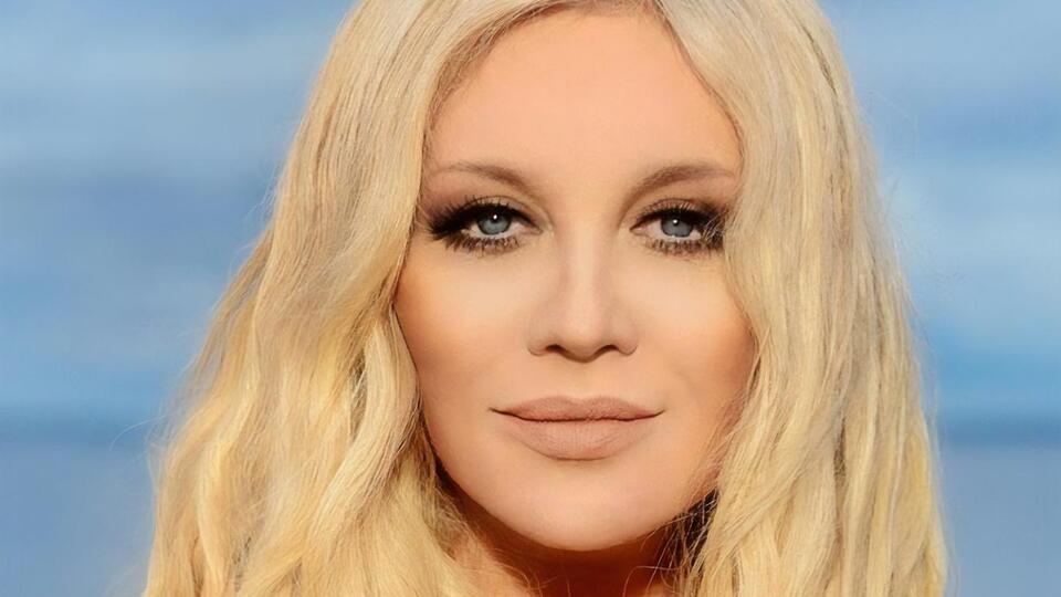 В клипе певица выступила в роли рассказчицы драматической истории супружеской пары