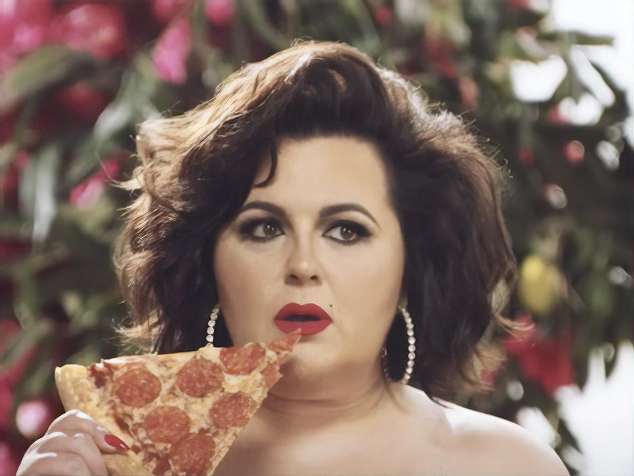 Головну роль у кліпі виконала нова солістка "Ленінграду" Вікторія Кузьміна