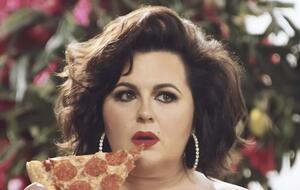 Головну роль у кліпі виконала нова солістка "Ленінграду" Вікторія Кузьміна