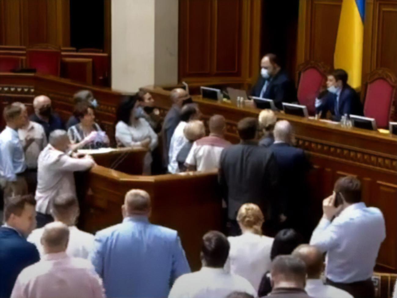 Во время конфликта "Европейская солидарность" заблокировала трибуну