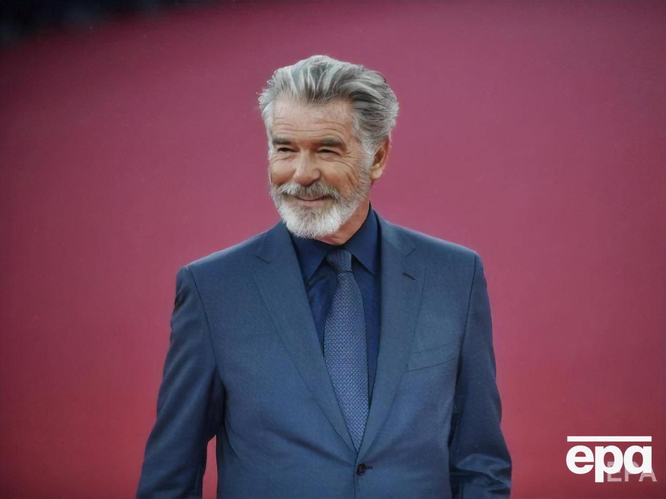 Після оголошення карантину Броснан разом із сім'єю переїхав на Гаваї