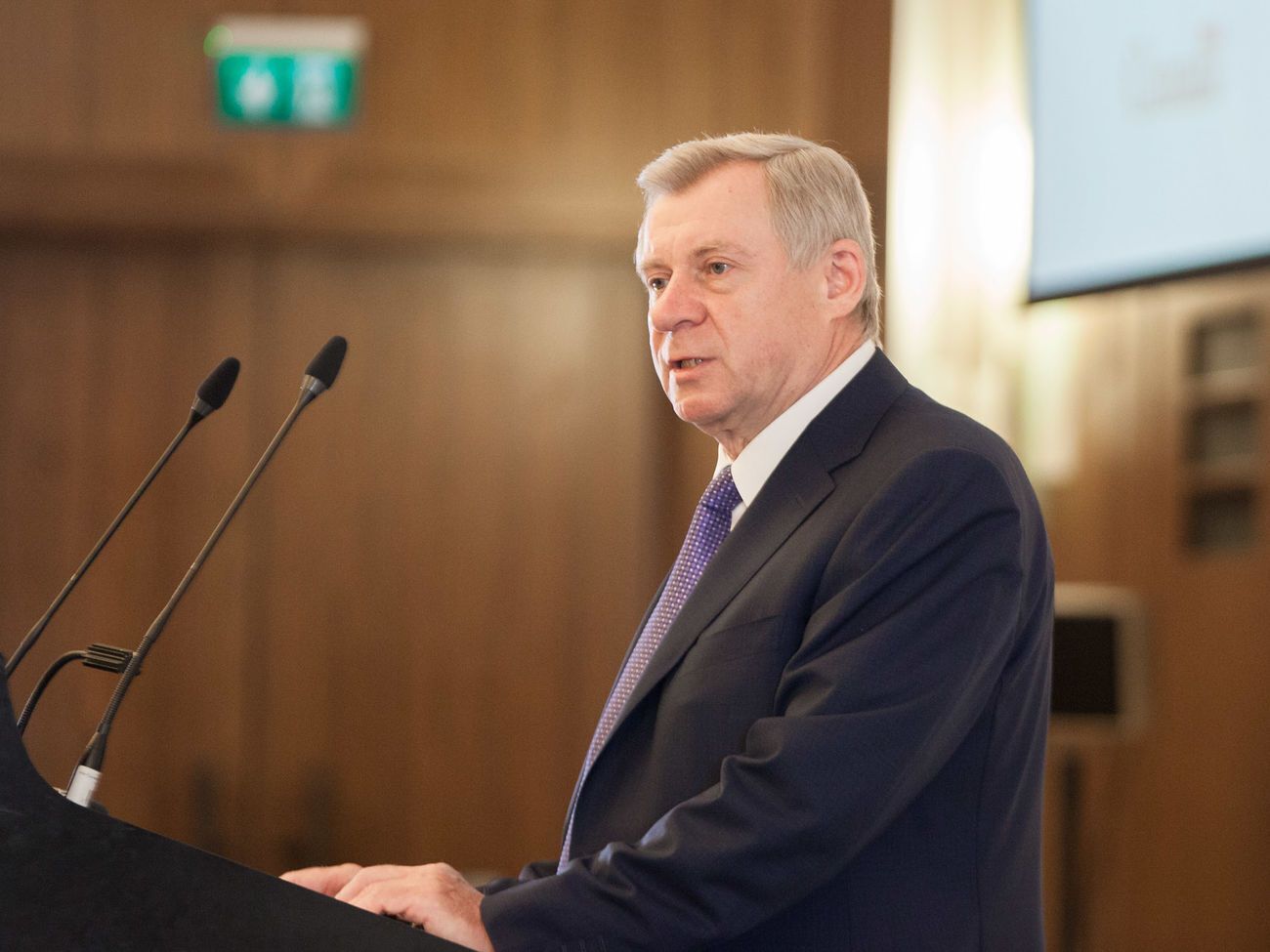Смолій: Неодноразово звучали заклики залити економіку грошима, скасувати базові принципи регулювання банківської системи, встановити курс, щоб експортерам було краще, поставити інфляцію 11% і курс 30 грн/$, бо такі параметри закладені в бюджет