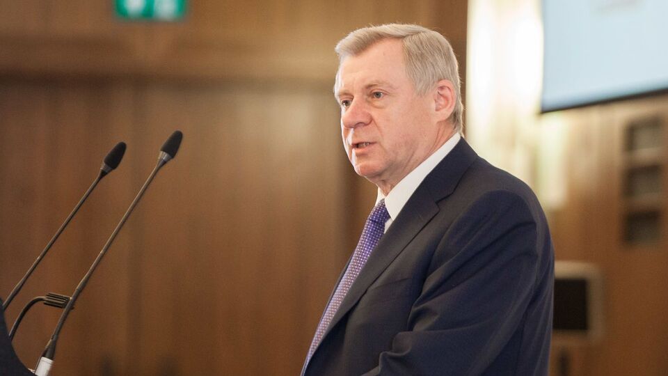 Смолій: Неодноразово звучали заклики залити економіку грошима, скасувати базові принципи регулювання банківської системи, встановити курс, щоб експортерам було краще, поставити інфляцію 11% і курс 30 грн/$, бо такі параметри закладені в бюджет