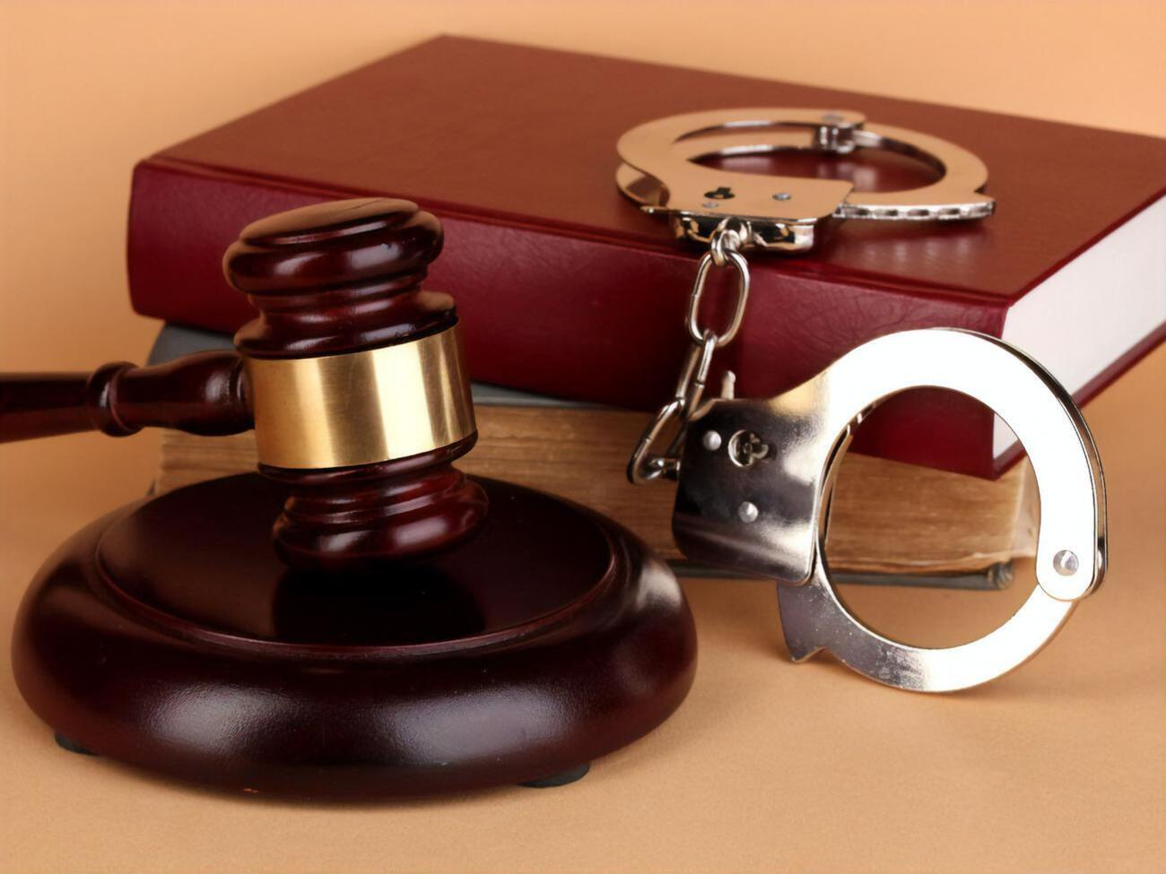 За даними слідства, у ніч із 23-го на 24 травня у службовому кабінеті&nbsp;Кагарлицького відділення поліції&nbsp;побили і кілька разів зґвалтували&nbsp;жінку