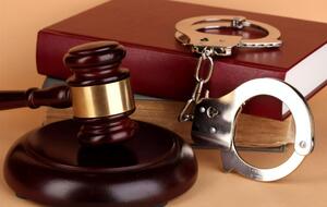 За даними слідства, у ніч із 23-го на 24 травня у службовому кабінеті Кагарлицького відділення поліції побили і кілька разів зґвалтували жінку