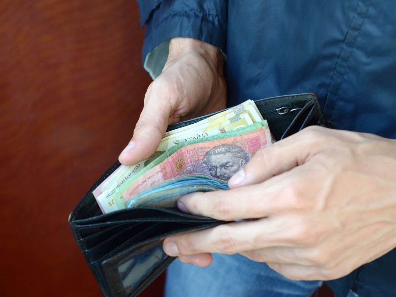 В государственных компаниях действует ограничение на зарплаты в 47 230 грн