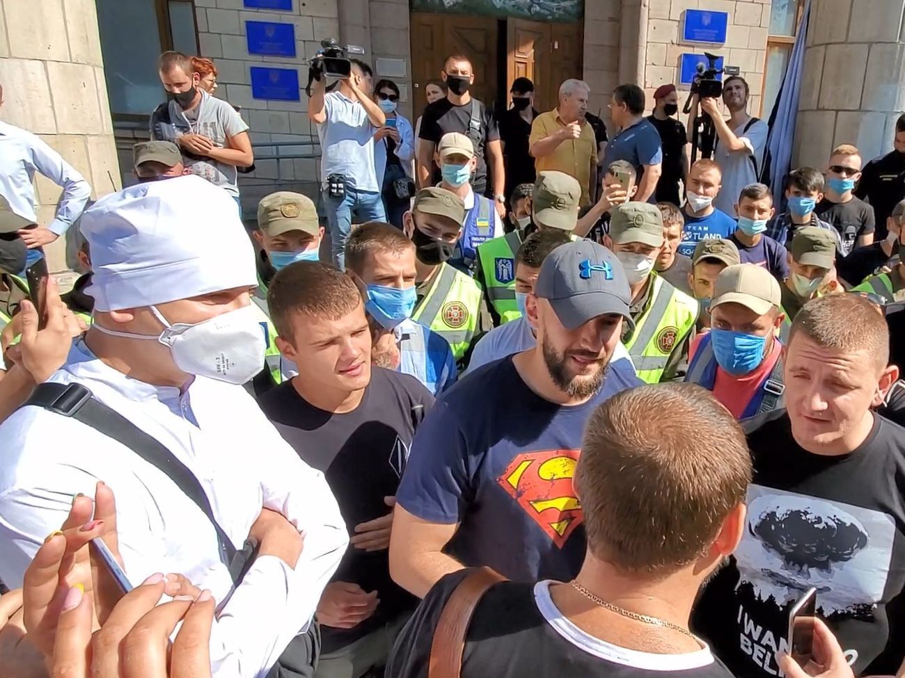 Сотрудники КРТ во время пикета спорили с националистами