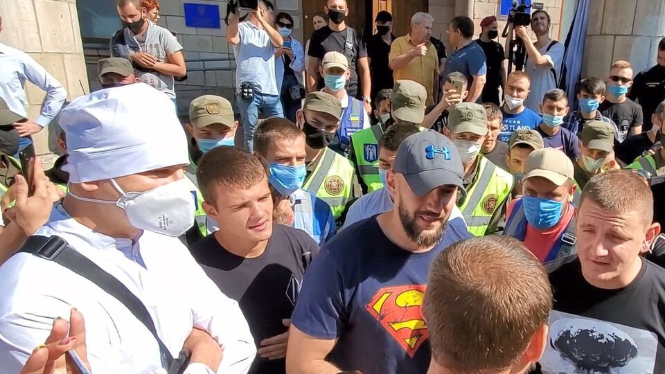 Сотрудники КРТ во время пикета спорили с националистами