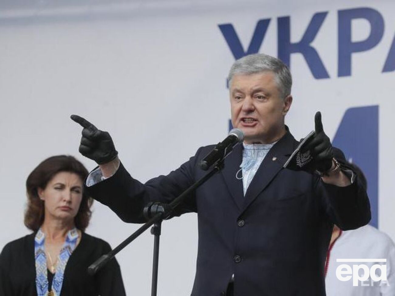 18 июня Порошенко заявил, что стал фигурантом производства "за разжигание межрелигиозной розни"