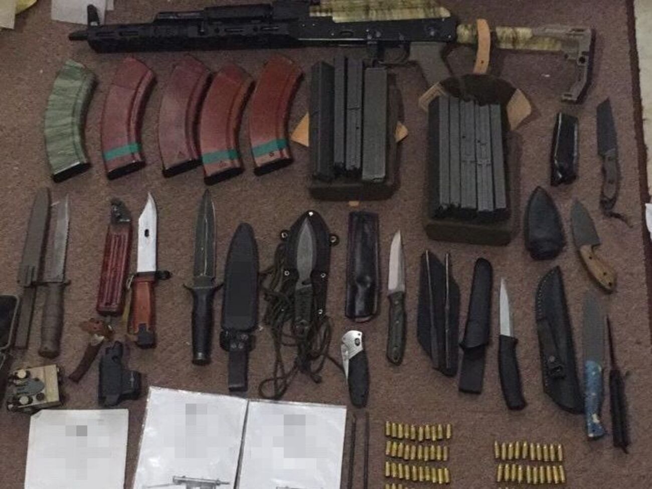 Правоохоронці провели обшуки за місцем проживання фігурантів та виробництва зброї