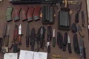 Правоохоронці провели обшуки за місцем проживання фігурантів та виробництва зброї