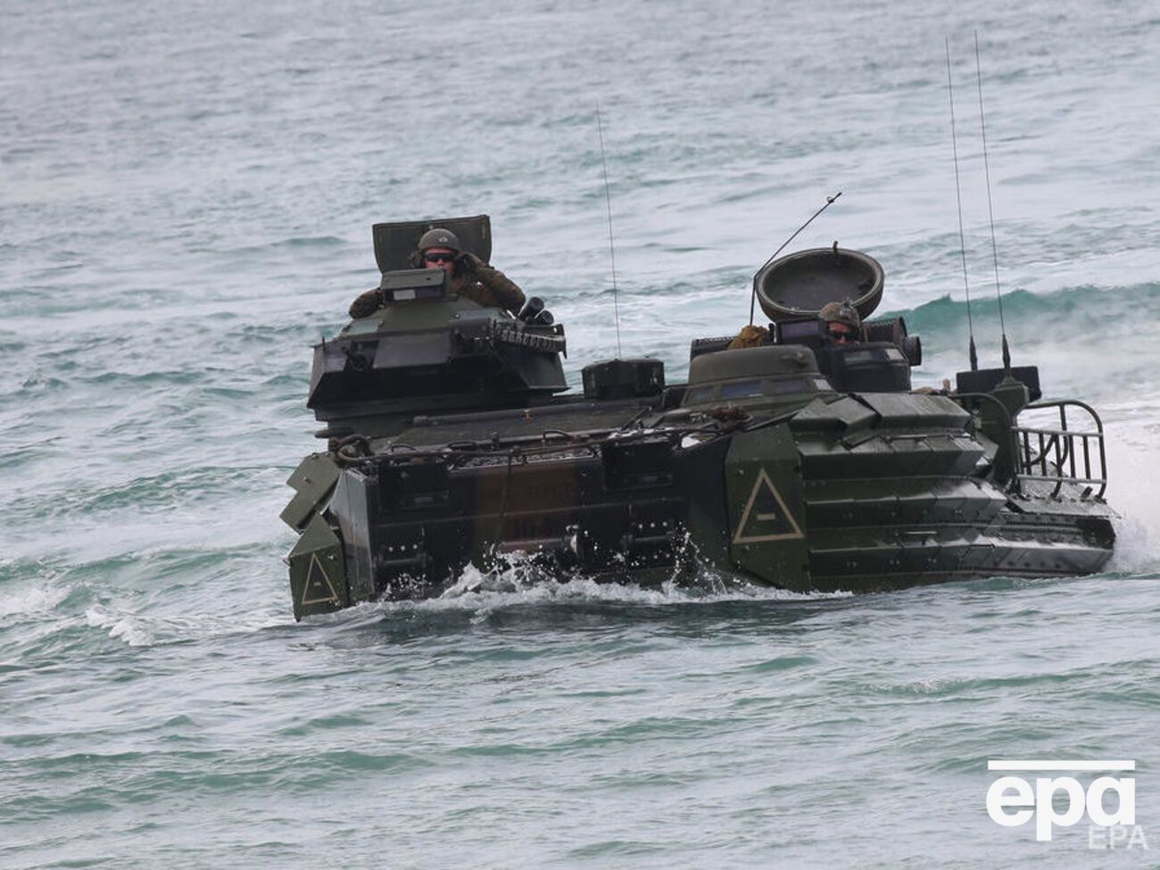 Поиски пропавших морских пехотинцев продолжаются