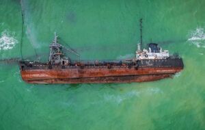 Танкер безуспешно пытались убрать