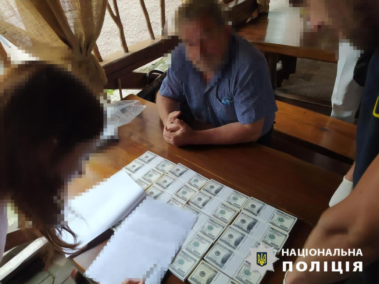 Оперативники задержали мошенника "на горячем"