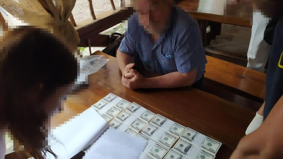 Оперативники задержали мошенника "на горячем"