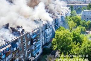 Из квартиры на пятом этаже огонь перекинулся на крышу