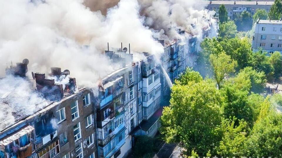 Із квартири на п'ятому поверсі вогонь перекинувся на дах