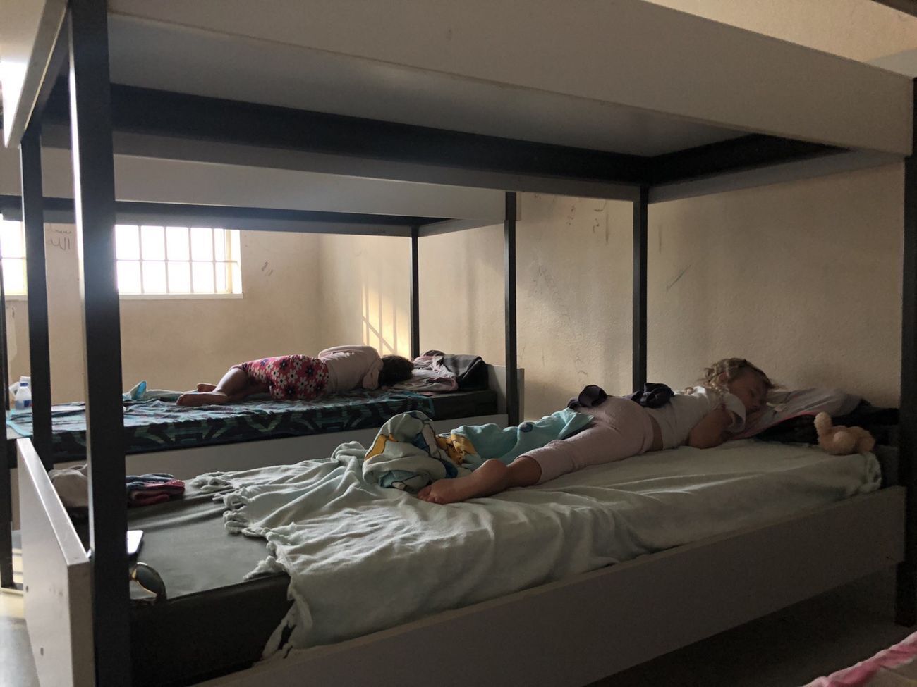 Речі віддали тільки жінці, яка прилетіла із двома онуками