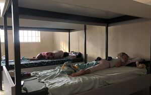 Речі віддали тільки жінці, яка прилетіла із двома онуками