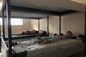 Речі віддали тільки жінці, яка прилетіла із двома онуками