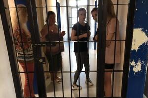 Украинцы провели в полицейском изоляторе два дня