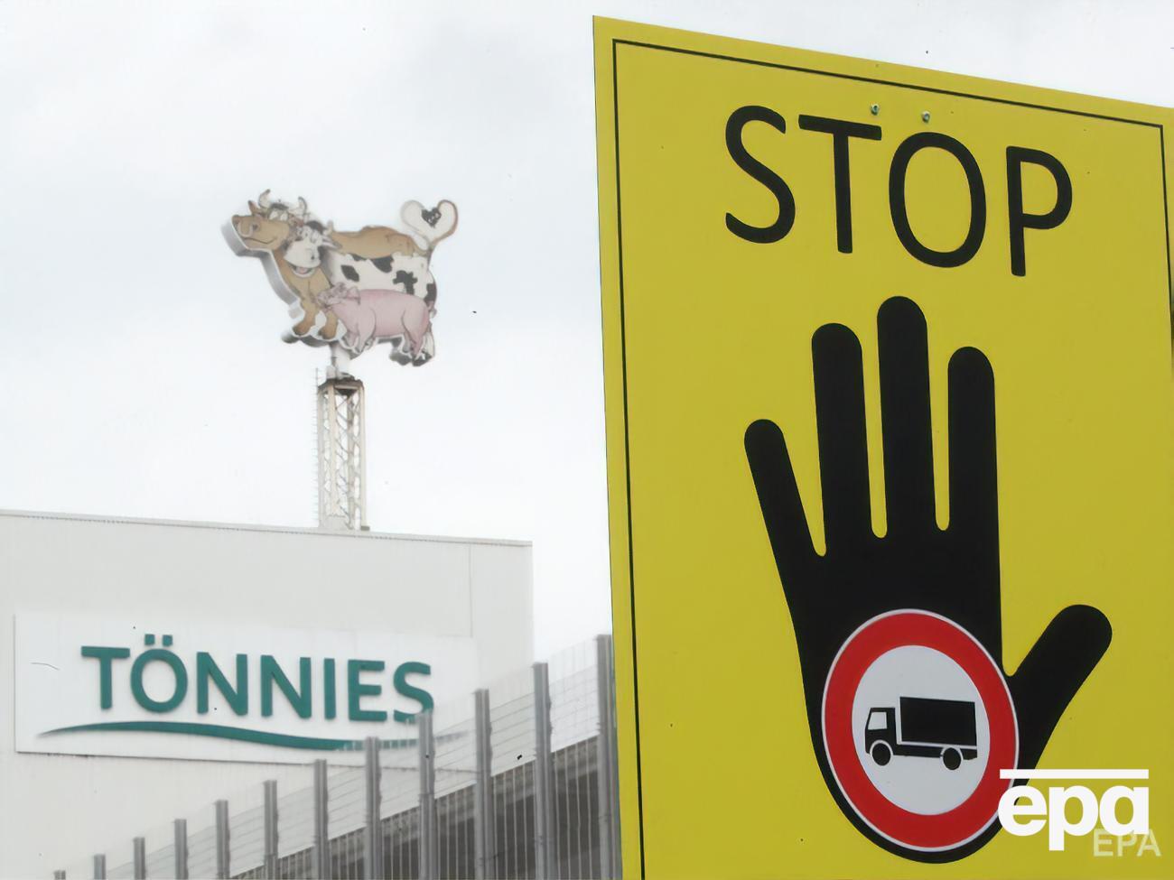 Мясокомбинаты могут быть идеальной средой для пробуждения коронавируса, считает британский эксперт