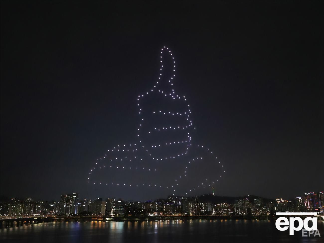 Дроны образовывали картины в небе Сеула
